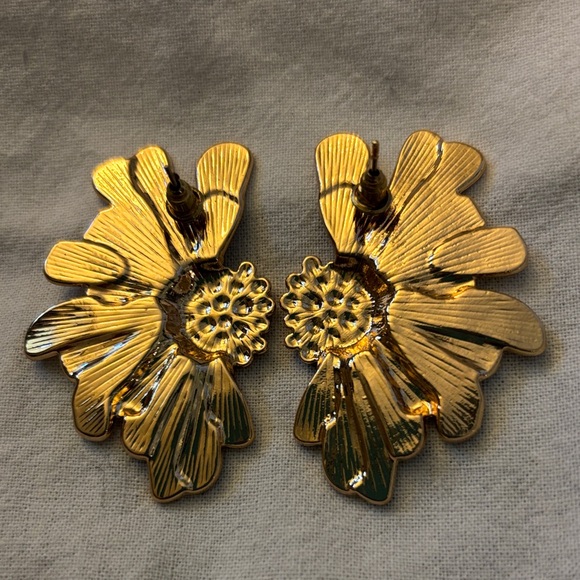 Gorgeous Goldtone Flower Petal POST Earrings - Picture 2 of 3